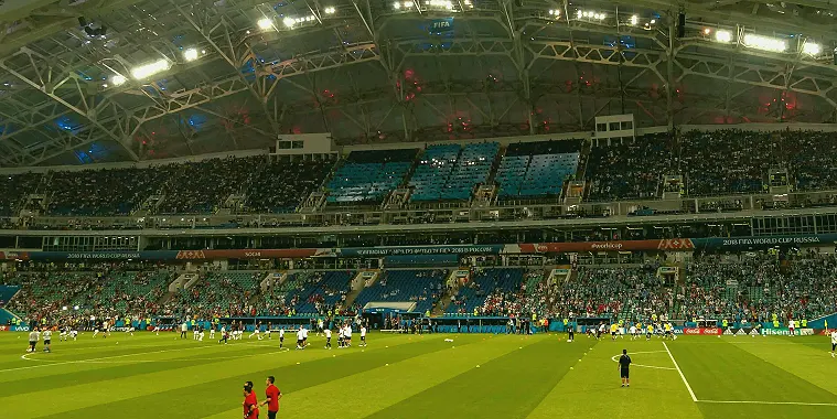 欧战夜赛中球场悬挂多项旗帜的看台画面(为什么欧战名额会改变联赛最后两轮的心态)